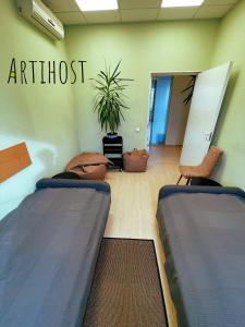 ein Zimmer mit 2 Betten in einem Zimmer mit einem Büro in der Unterkunft Artihost in Panevėžys