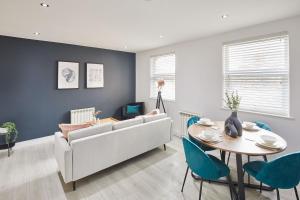 een woonkamer met een bank en een tafel bij Host & Stay - North Quay Apartments in Seaham
