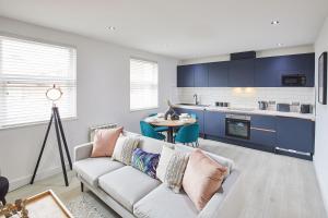 een woonkamer met een bank en een keuken bij Host & Stay - North Quay Apartments in Seaham