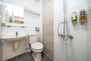 un baño con inodoro y lavabo en GREEN INN, en Wujie