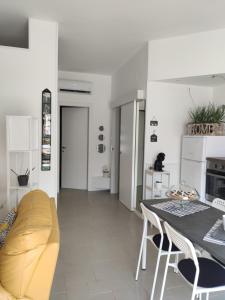 - une cuisine et une salle à manger avec une table et des chaises dans l'établissement Home & Bike Capelli di Venere, à Casaletto Spartano