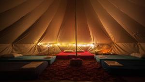 um quarto com 2 camas numa tenda grande em Camp Ćuk 