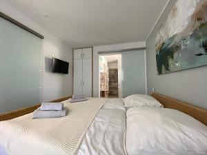 een slaapkamer met een groot bed met 2 kussens erop bij Penthouse 7 Heaven Nordsee Park Dangast in Dangast