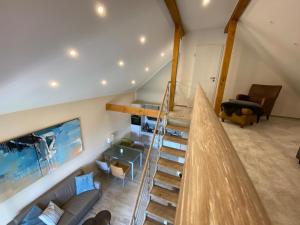 een kamer met een trap en een woonkamer bij Penthouse 7 Heaven Nordsee Park Dangast in Dangast