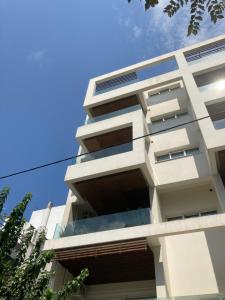 un condominio con un cielo blu sullo sfondo di Bright Luxury Apt. a Volos