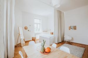 ein Wohnzimmer mit einem Tisch mit Ananas darauf in der Unterkunft Central Design-Apartment next to Belvedere Castle in Wien