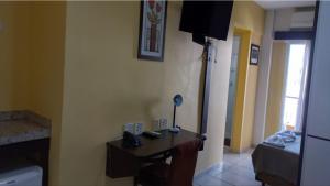 um quarto com uma secretária e um quarto com uma cama em Flat em Frente a USP - Centrinho - CPO - Medicina em Bauru