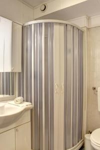 uma casa de banho com um chuveiro, um WC e um lavatório. em Marcolski Home - Schuss 1 em Breuil-Cervinia