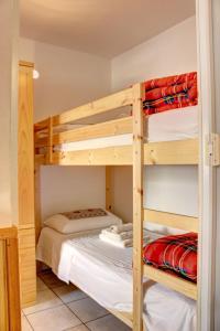 Cette chambre dispose de lits superposés et de 2 lits superposés. dans l'établissement Marcolski Home - Schuss 1, à Breuil-Cervinia