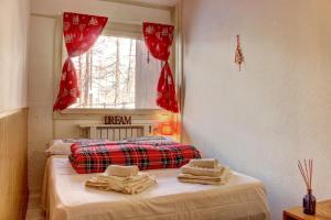 Una habitación con una cama con toallas. en Marcolski Home - Schuss 1 en Breuil-Cervinia