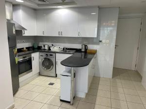 Foto dalla galleria di Modern Lake View 1 Bedroom Apt in JLT a Dubai