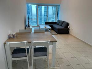 Foto dalla galleria di Modern Lake View 1 Bedroom Apt in JLT a Dubai