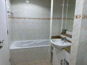 Foto dalla galleria di Modern Lake View 1 Bedroom Apt in JLT a Dubai
