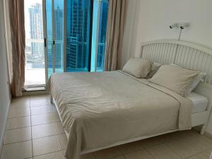 Foto dalla galleria di Modern Lake View 1 Bedroom Apt in JLT a Dubai