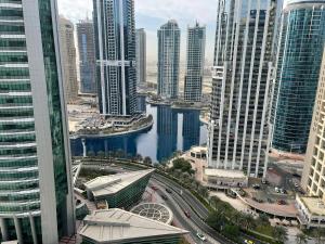 Foto dalla galleria di Modern Lake View 1 Bedroom Apt in JLT a Dubai