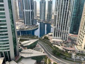 Foto dalla galleria di Modern Lake View 1 Bedroom Apt in JLT a Dubai