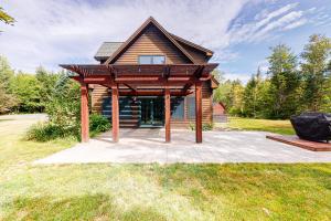 una casa con cenador en un patio en Sunset Lodge, en Kingfield