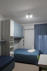 a small room with two beds and a kitchen at Vista Normanna in Pietra Montecorvino