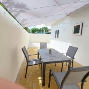 - une salle à manger avec une table et des chaises dans l'établissement CASA ANTONIA Villapark Fontein mit Salzwasserpool, à Fontein
