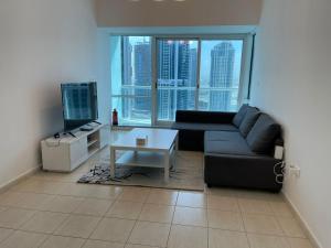 Foto dalla galleria di Modern Lake View 1 Bedroom Apt in JLT a Dubai