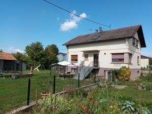 a white house with a garden and a yard at Chez Georges et Colette in Saasenheim