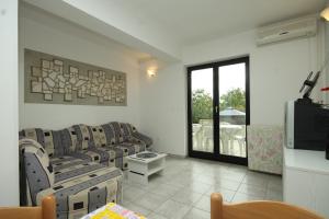 sala de estar con sofás y TV en Family friendly apartments with a swimming pool Valbandon, Fazana - 7346, en Fažana