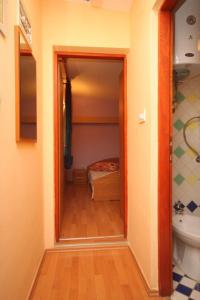 ein Bad mit einer Tür, die zu einem Schlafzimmer führt in der Unterkunft Apartments with a parking space Valbandon, Fazana - 7383 in Fondole