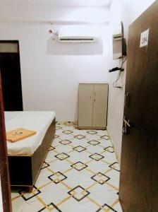Habitación con cama y suelo de baldosa. en Hotel Krishna Palace & Restaurant By WB Inn, en Agra