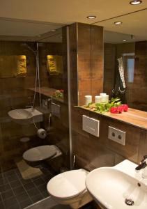 a bathroom with two sinks and two toilets at Ferienhaus & Weingut am Steingebiss in Billigheim-Ingenheim