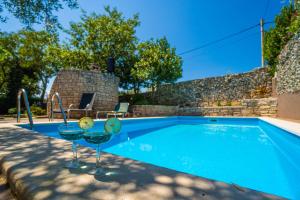 Bazén v ubytování Family-friendly apartments with swimming pools Krnica, Marcana - 7357 nebo v jeho okolí