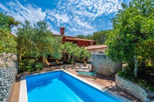 una piscina nel cortile di una casa di Family friendly apartments with a swimming pool Krnica, Marcana - 7357 a Krnica