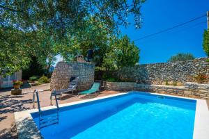 Bazén v ubytování Family-friendly apartments with swimming pools Krnica, Marcana - 7357 nebo v jeho okolí
