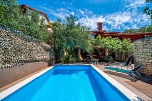 Bazén v ubytování Family-friendly apartments with swimming pools Krnica, Marcana - 7357 nebo v jeho okolí