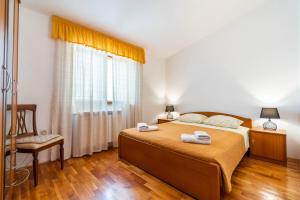 Postel nebo postele na pokoji v ubytování Family-friendly apartments with swimming pools Krnica, Marcana - 7357