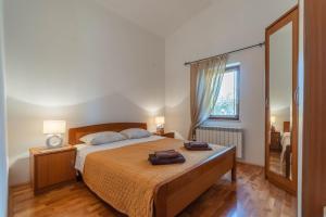 Postel nebo postele na pokoji v ubytování Family-friendly apartments with swimming pools Krnica, Marcana - 7357