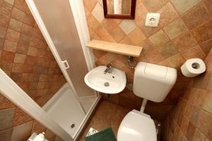 Koupelna v ubytování Family-friendly apartments with swimming pools Krnica, Marcana - 7357