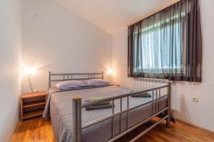 Postel nebo postele na pokoji v ubytování Family-friendly apartments with swimming pools Krnica, Marcana - 7357