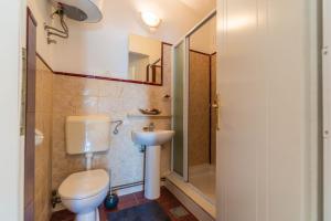 Koupelna v ubytování Family-friendly apartments with swimming pools Krnica, Marcana - 7357