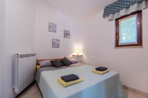 Postel nebo postele na pokoji v ubytování Family-friendly apartments with swimming pools Krnica, Marcana - 7357