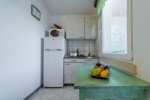 Kuchyň nebo kuchyňský kout v ubytování Family-friendly apartments with swimming pools Krnica, Marcana - 7357
