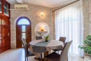 Posezení v ubytování Family-friendly apartments with swimming pools Krnica, Marcana - 7357