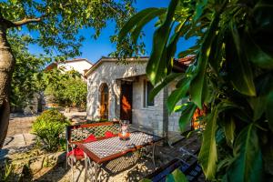 Zahrada ubytování Family-friendly apartments with swimming pools Krnica, Marcana - 7357