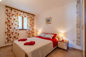Postel nebo postele na pokoji v ubytování Family-friendly apartments with swimming pools Krnica, Marcana - 7357