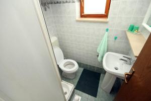 Koupelna v ubytování Family-friendly apartments with swimming pools Krnica, Marcana - 7357