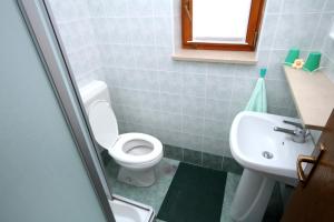 Koupelna v ubytování Family-friendly apartments with swimming pools Krnica, Marcana - 7357