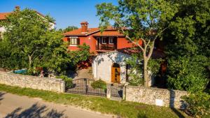 ein Haus mit einer Steinmauer und einem Zaun in der Unterkunft Apartment Krnica 7357b in Krnica