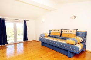 - un canapé bleu dans le salon doté de parquet dans l'établissement Luxury villa with a swimming pool Kavran, Marcana - 7311, à Krnica