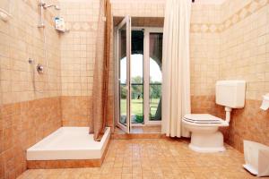 ein Badezimmer mit Badewanne, Toilette und Dusche in der Unterkunft Luxury villa with a swimming pool Kavran, Marcana - 7311 in Krnica + 27 Fotos