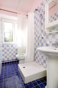 La salle de bains est pourvue de toilettes et d'un lavabo. dans l'établissement Luxury villa with a swimming pool Kavran, Marcana - 7311, à Krnica