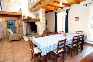une salle à manger avec une table, des chaises et une cheminée dans l'établissement Luxury villa with a swimming pool Kavran, Marcana - 7311, à Krnica